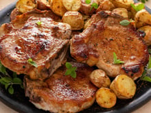 Bisteca de porco na frigideira suculenta e saborosa com poucos ingredientes