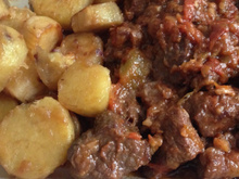 Carne de panela com batata doce caramelizada