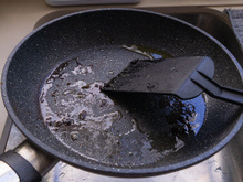 Como limpar o fundo da frigideira usando apenas sal e batata: o resultado é mágico