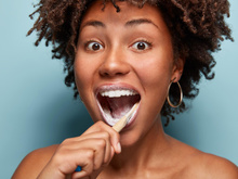 O que não fazer ao escovar os dentes, segundo dentista: "Ao molhar, você está diluindo a pasta de dente e fazendo com que seja muito menos eficaz"