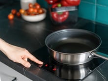Os fogões de indução tornaram-se populares nas cozinhas, mas muitos já se arrependeram: suas principais desvantagens em comparação com o cooktop a gás e elétrico