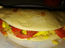 Sanduíche de frango no pão árabe