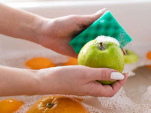 Não lave as frutas com detergente: o perigo invisível que quase ninguém sabe e o que usar no lugar