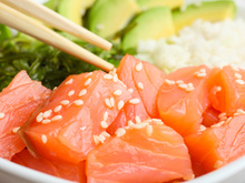 Poke havaiano de salmão: aprenda a fazer o prato refrescante que se tornou uma febre no mundo todo