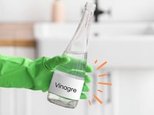 Vinagre é o herói da limpeza econômica e podemos provar: chega de produto de limpeza caro!