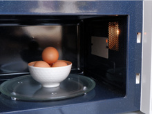 Ovos cozidos e mais 4 alimentos que não devem ser reaquecidos no micro-ondas