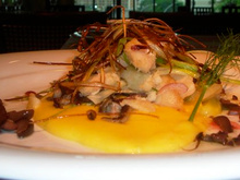 Bacalhau ao alho - poró com azeite extra virgem sobre purê de mandioquinha e cogumelos selvagens