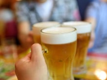 Como deixar a cerveja bem gelada nos copos: truque simples