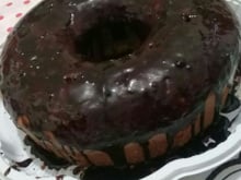 Bolo de baunilha com calda de negrinho