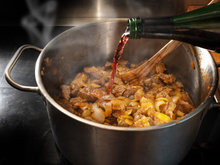 Sobrou vinho no jantar? Aprenda 4 formas fáceis de utilizá-lo no cardápio no dia seguinte