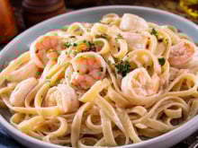 Aprenda como fazer macarrão com camarão cremoso al dente, com molho encorpado e preparo fácil. Receita prática e perfeita para o dia a dia