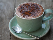 Chocolate quente no micro-ondas que fica pronto em 3 MINUTOS é perfeito para os dias frios!