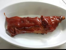 Costela suína com goiabada acompanhada de batata calabresa