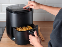 "Pare já": especialista adverte contra popular método de limpeza da airfryer