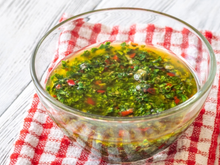 O segredo da marinada perfeita: como fazer o tradicional molho chimichurri para turbinar suas receitas