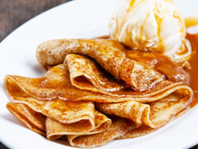 Crepe de nozes com sorvete de doce de leite