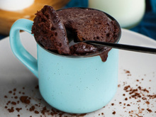 Brownie fit de micro-ondas que fica pronto em menos de 5 minutos é perfeito para matar a vontade do doce