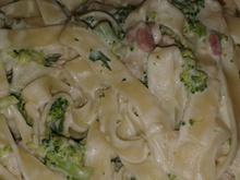 Penne com bacon e brócolis