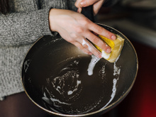 Você não precisa jogar fora sua frigideira: esse truque com ingrediente simples restaura os arranhados do utensílio