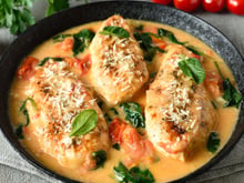 Receita fácil de hoje em 30 minutos: TudoGostoso ensina como fazer frango cremoso com espinafre e queijo, um prato rico em proteínas