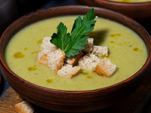 Sopa light com frango e legumes é a receita perfeita para aquela refeição saborosa e nutritiva! Veja como fazer