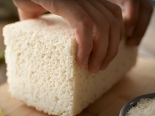 Nem glúten, nem lactose: pão de arroz de liquidificador fácil (importante bater no tempo certo para acertar a textura da massa)