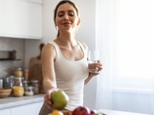 Pablo Ojeda, nutricionista: “A estratégia de beber um copo de água e comer uma fruta antes sempre funciona. É especialmente útil para combater o hábito de beliscar entre as refeições”