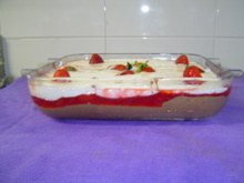 Torta sorvete de chocolate com morangos