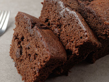 Bolo de chocolate saudável, sem farinha e sem açúcar, feito no micro-ondas em 4 minutos. Receita fácil, econômica e perfeita para matar a vontade de doce