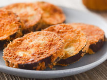 A berinjela à milanesa fica encharcada de óleo? Conheça um truque simples antes de fritar para deixá-la leve e crocante