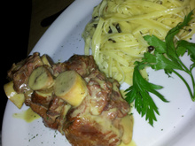 Ossobuco de vitelo e tagliatele no molho do cozimento da carne