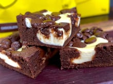 BROWNIE DE CHOCOLATE COM CHEESECAKE
