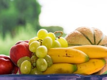 Nunca coloque esses alimentos juntos na fruteira ou você estará jogando dinheiro no lixo