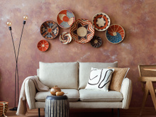 O truque que aprendi com a minha mãe para pendurar pratos como se fossem quadros: "Não descola por nada!"