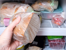 Nunca mais congelei pão do jeito errado depois que descobri esse detalhe