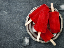 Corante vermelho n°3 é banido nos EUA, mas segue liberado no Brasil: entenda o porquê da proibição e o posicionamento da Anvisa sobre o assunto