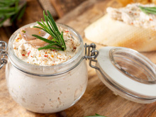 Um simples patê para pão que é uma verdadeira delícia, muito melhor que a versão com linguiça!