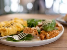 Proteína em excesso pode causar problemas de saúde – um nutricionista destaca um hábito que não vale a pena