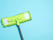 Adeus escadas na faxina do banheiro: truque de especialista em limpeza deixa azulejos brilhando em 15 minutos