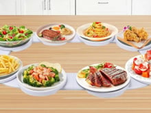 Essa bandeja giratória acaba com a bagunça na hora de servir as refeições na mesa e está com 57% de desconto