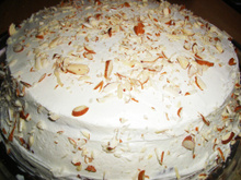 Bolo esponja com recheio de amêndoa