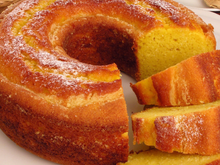 Bolo de milho fofinho de liquidificador: receita de confeiteira fica divina e é um lanche delicioso!