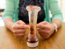 Até a última gota com esse truque simples: recupere o restinho de ketchup que fica grudado no fundo da embalagem com uma sacola de supermercado