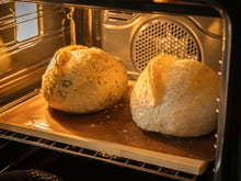 Cozinheiros e padeiros concordam: "O pão congelado melhora significativamente sua textura se for descongelado no forno coberto com um pano úmido por 10 a 30 minutos, dependendo do tamanho."