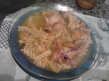 Sopa de frango e legumes deliciosa