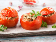 Tomates recheados com carne moída e pimentão