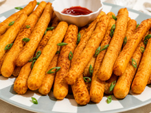 Descobri o segredo para fazer a clássica batata frita japonesa longa: crocante por fora e macia por dentro