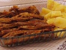 Costela de porco assada com mandioca