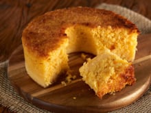 Cremoso igual da roça e faz no liquidificador: essa é a melhor receita de bolo de milho da internet