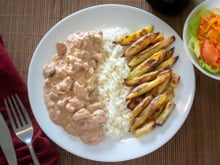 Estrogonofe com queijo e batata frita